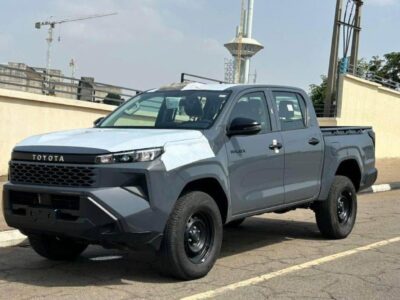 2027 TOYOTA HILUX DC 2.7L 4 Cylinders Petrol Engine Blue Black Pickup Truck Automatic