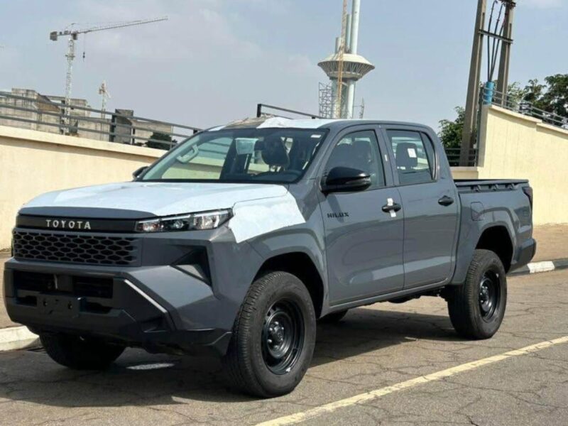2027 TOYOTA HILUX DC 2.7L 4 Cylinders Petrol Engine Blue Black Pickup Truck Automatic