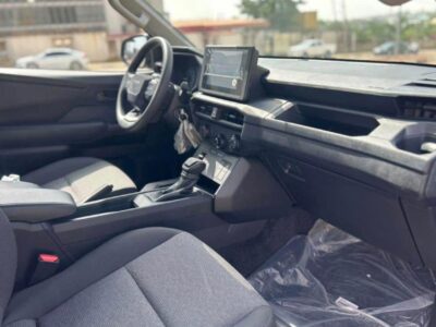 2027 TOYOTA HILUX DC 2.7L 4 Cylinders Petrol Engine Blue Black Pickup Truck Automatic