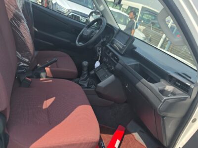 2027 TOYOTA HILUX SC 2.7L 4 Cylinders Petrol Engine White Red Pickup Truck Manual