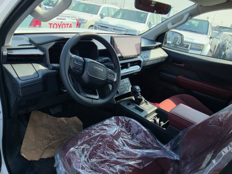 2027 TOYOTA HILUX GLX DC 2.7L 4 Cylinders Petrol Engine White Red Pickup Truck GCC