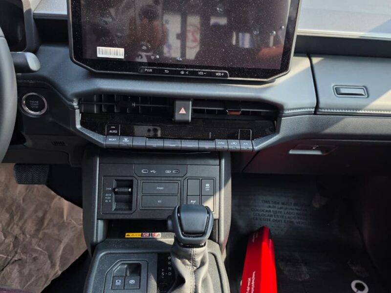 2027 TOYOTA HILUX GLX DC 2.7L 4 Cylinders Petrol Engine White Red Pickup Truck GCC