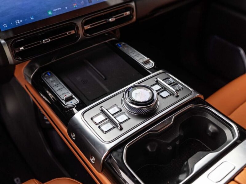 2027 Jetour G700 Flagship 2.0 Litres Plug-in Hybrid 4 Cylinders Engine White Brown SUV
