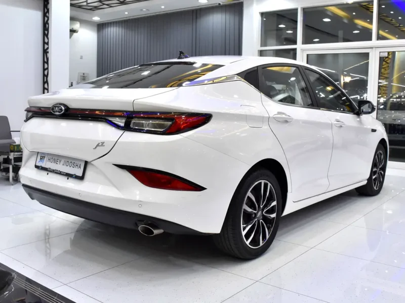 2023 JAC J7 Luxury 4 Cylinders Petol Engine White Brown Sedan GCC Specs Automatic