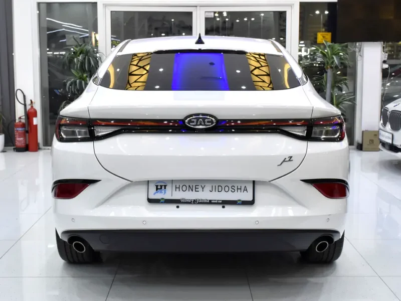 2023 JAC J7 Luxury 4 Cylinders Petol Engine White Brown Sedan GCC Specs Automatic