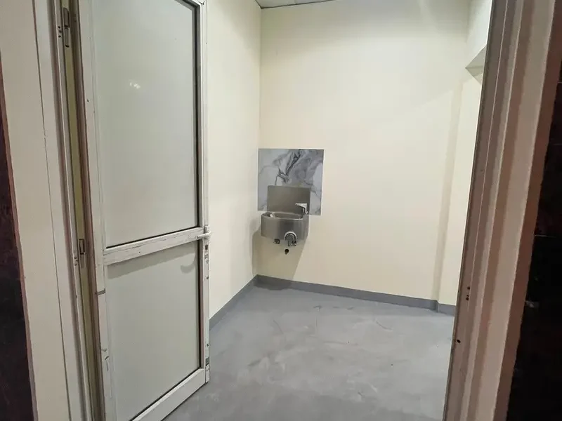 465 sqft PRIME LOCATION STORAGE WAREHOUSE AVAILABLE FOR RENT