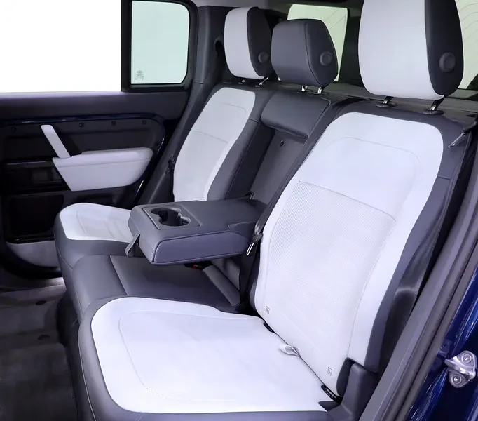 2026 Land Rover Defender 110 Octa P635 4.4-liter Twin-Turbo V8 Engine Blue White SUV