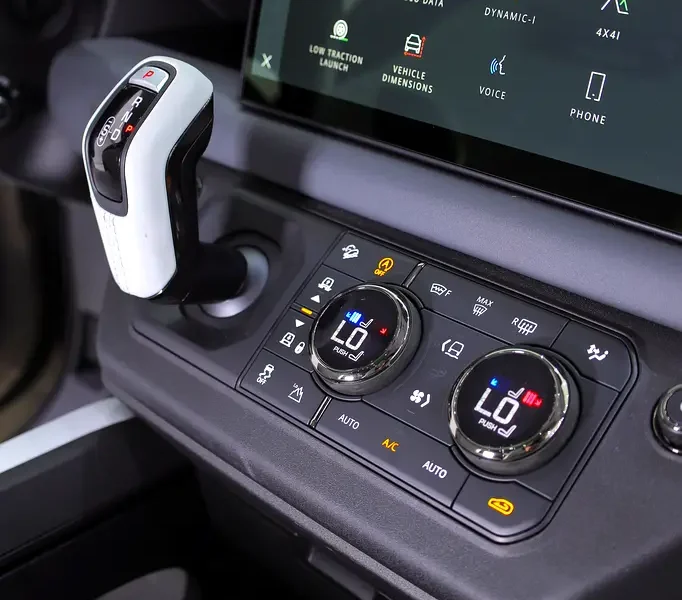 2025 Land Rover Defender 110 Octa P635 4.4-liter Twin-Turbo V8 Engine Gold White SUV
